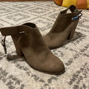 Brand: Carlos by Carlos Santana Color:olive Size:10 heeled bootie w/ ankle strap
